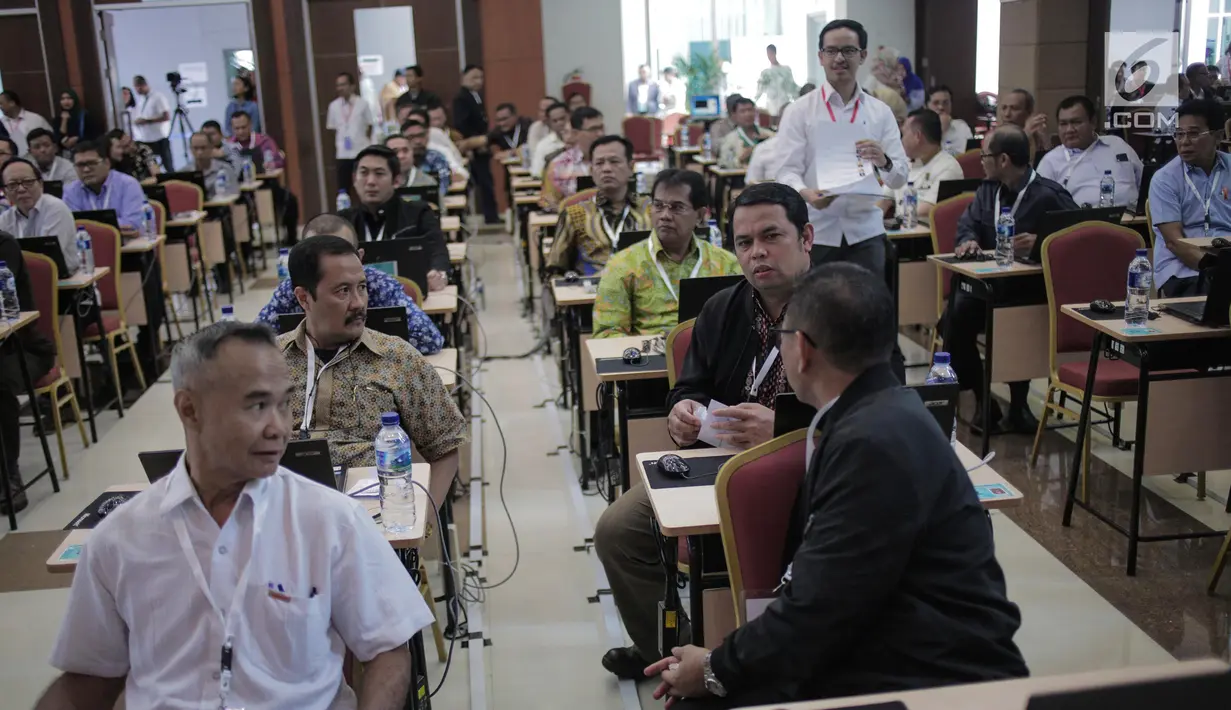 Sejumlah peserta saat mengikuti tes uji kompetensi Seleksi Calon Pimpinan KPK di Pusdiklat Kemensesneg, Cilandak, Jakarta, Kamis (18/7/2019). Sebanyak 192 kandidat mengikuti uji kompetensi calon pimpinan KPK. (Liputan6.com/Faizal Fanani)