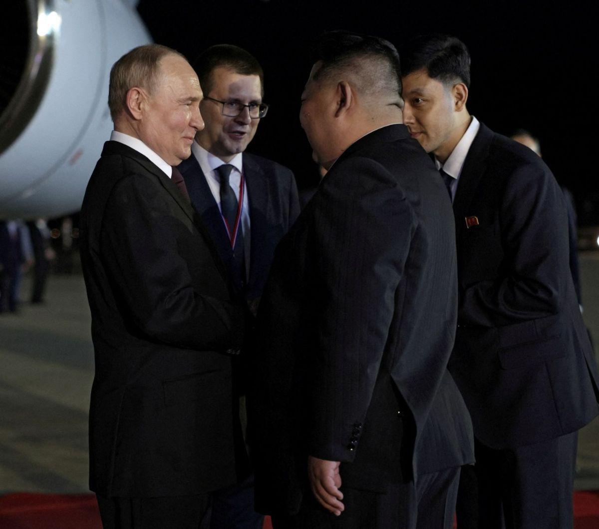 Presiden Rusia Vladimir Putin mendapat sambutan sangat hangat dari pemimpin Korea Utara Kim Jong Un di Pyongyang. Dalam kunjungan itu mereka bersepakat untuk membangun kerja sama baru dan memperluas hubungan bilateral antara kedua negara. Foto: Reuters<br
