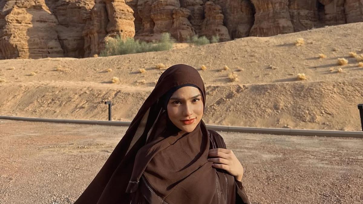 Tampil Syar’i dan Stylish, Davina Karamoy Pakai Abaya Cokelat Saat Liburan ke Al-Ula