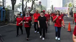 Selain menyapa warga, Puan Maharani berjalan kaki dari rumah dinasnya menuju Gelora Bung Karno untuk menghadiri pertemuan dengan Ketua Umum Partai Demokrat Agus Harimurti Yudhoyono. (Liputan6.com/Johan Tallo)
