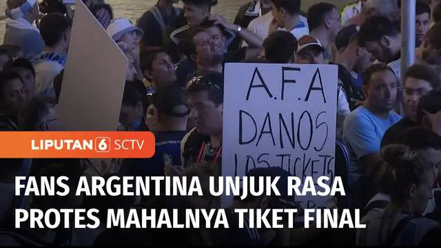 Ratusan suporter Argentina berunjuk rasa di salah satu hotel di Doha, Qatar. Mereka kecewa dengan mahalnya harga tiket final Piala Dunia.