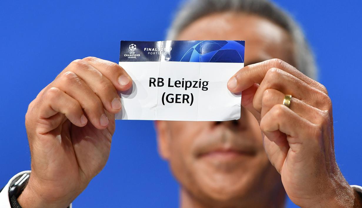 Legenda sepak bola Portugal, Paulo Sousa, menunjukkan hasil drawing perempat final Liga Champions di markas UEFA, Nyon, Jumat (10/7/2020). Rencananya laga leg kedua 16 besar Liga Champions akan digelar pada Agustus 2020 mendatang. (AFP/Harold Cunningham/UEFA)