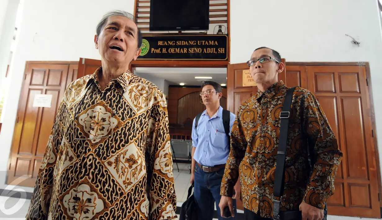 Mantan Dirjen Pajak, Hadi Poernomo (kiri) usai menghadiri sidang PK gugatan praperadilan terhadap KPK di Pengadilan Negeri Jaksel, Kamis (27/8/2015). Sidang ditunda 9 September mendatang karena Majelis hakim absen . (Liputan6.com/Helmi Fithriansyah)
