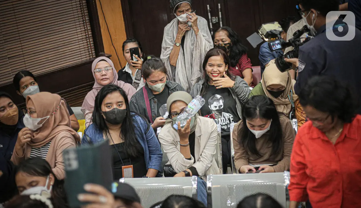 Pendukung Richard Eliezer duduk untuk mengikuti jalannya sidang di Pengadilan Negeri Jakarta Selatan, Rabu (25/1/2023). Mereka yang mengatasnamakan 'Eliezer's Angles' ingin memberikan dukungan ke mantan ajudan Ferdy Sambo jelang pembacaan nota pembelaan atau pledoi.  (Liputan6.com/Faizal Fanani)