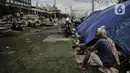 Seorang lansia duduk dekat tenda meratapi reruntuhan rumahnya yang digusur, RT 006/004, Kampung Bandan, Ancol, Jakarta, Kamis (16/7/2020). Korban penggusuran menunggu kepastian relokasi ke rusunawa. (merdeka.com/Iqbal S. Nugroho)