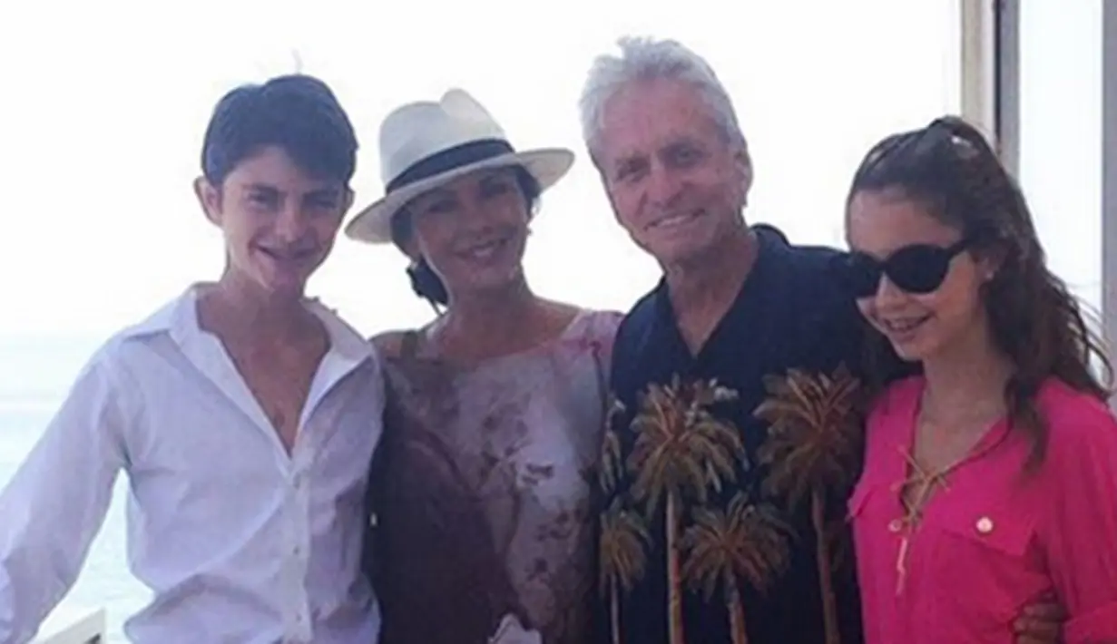 <p>Catherine Zeta-Jones dan Michael Douglas telah dikaruniai dua orang anak, yakni Carys (12) dan Dylan (15). (Via Instagram/@catherinezetajones)</p>