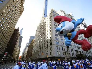 Balon Papa Smurf di Macy's Thanksgiving Day Parade 2022. (Foto: Charles Sykes/Invision/AP)