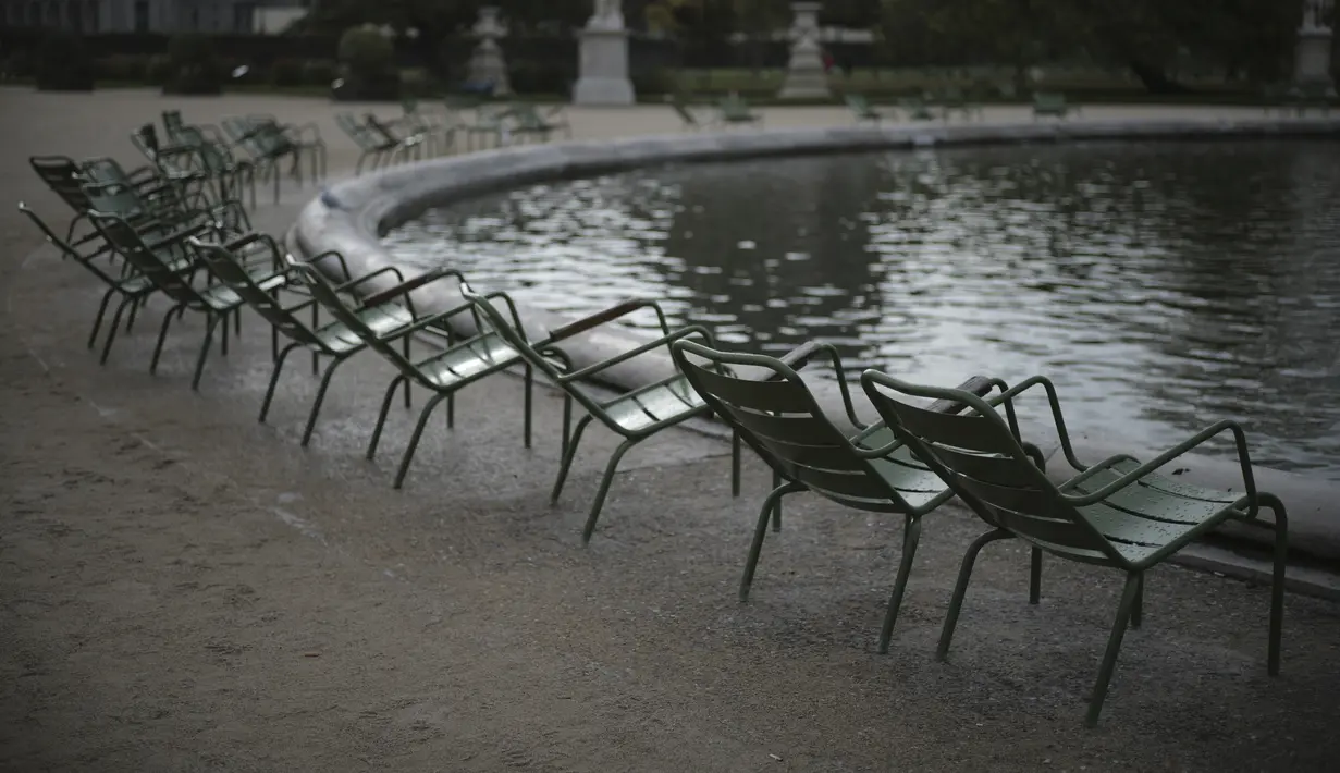 Kursi kosong terlihat di taman Tuileries di Paris (14/10/2020). Presiden Prancis Emmanuel Macron memberikan wawancara televisi nasional Rabu malam untuk berbicara tentang virus, yang pertama dalam beberapa bulan. (AP Photo/Lewis Joly)