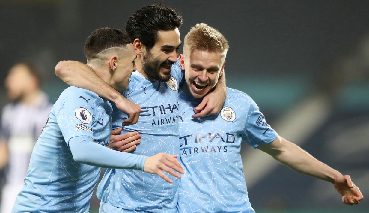 Para pemain Manchester City merayakan gol yang dicetak oleh Ilkay Gundogan ke gawang West Bromwich Albion pada laga Liga Inggris di Stadion The Hawthorns, Selasa (27/1/2021). City menang dengan skor 0-5. (Laurence Griffiths/POOL/AFP)