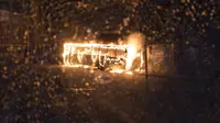 Bus dibakar dalam demonstrasi yang berlangsung rusuh di Brasil (Leo Correa/Associated Press)