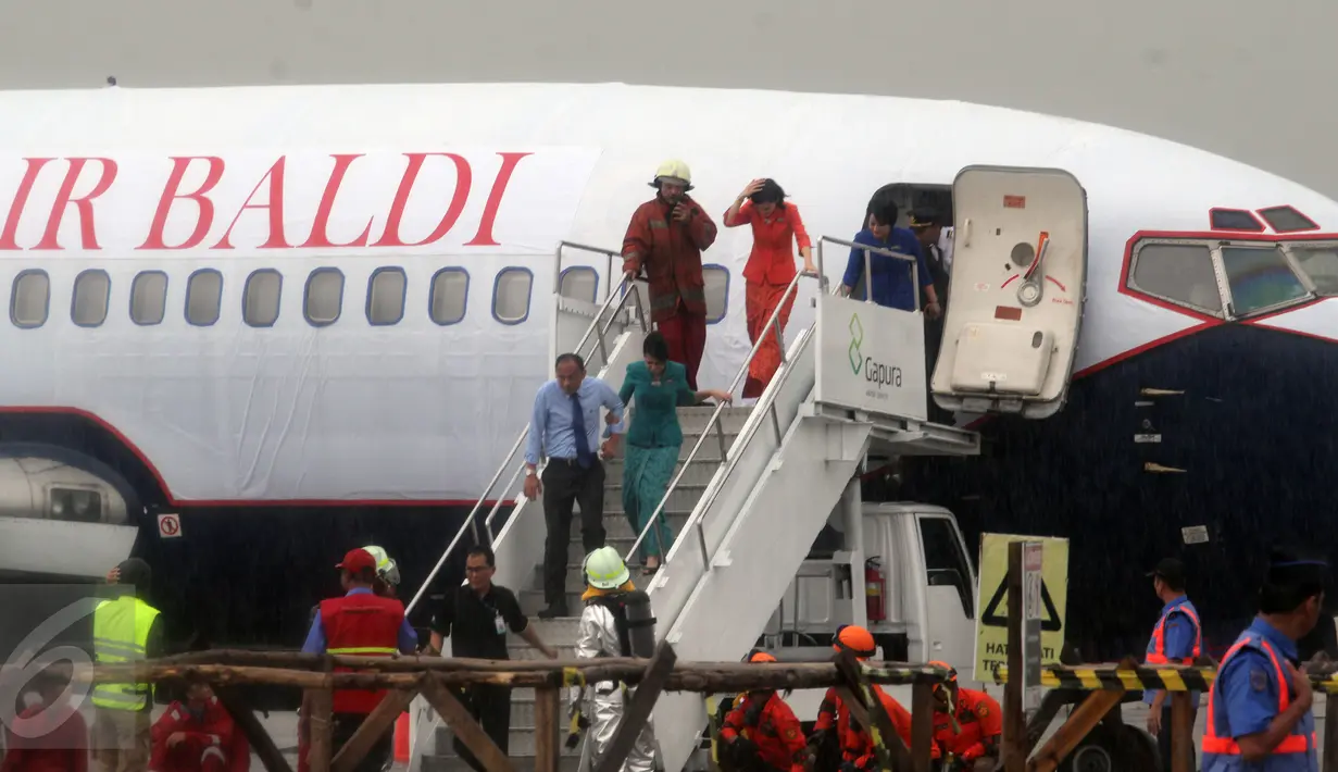 Pihak Angkasa Pura 2 menggelar simulasi antisipasi pesawat terbakar di landasan terminal 3 Bandara Soetta, Tangerang, (25/2).Ini melatih fungsi komando, kordinasi dan komunikasi unit instansi dalam menghadapi keadaan darurat. (Liputan6.com/Faisal R Syam)