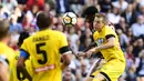 Gelandang AC Milan, Franck Kessie, duel udara dengan Gelandang Udinese, Jakub Jankto, pada laga Serie A di Stadion San Siro, Milan, Minggu (17/9/2017). AC Milan Menang 2-1 atas Udinese. (AFP/Miguel Medina)