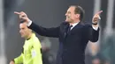 Pelatih Juventus, Massimiliano Allegri, saat melawan Inter Milan pada laga Serie A di Stadion Allianz, Turin, Jumat (7/12). Juventus menang 1-0 atas Inter Milan. (AP/Andrea Di Marco)