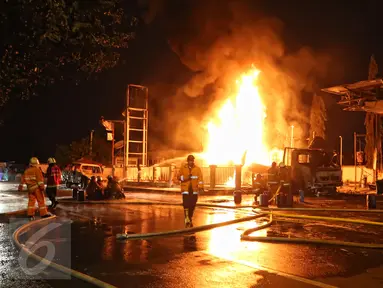 Sebuah truk tangki Pertamina terbakar ketika sedang bongkar muat di SPBU depan Asrama Haji, Jakarta, Jumat (18/12) dini hari. Peristiwa yang menghanguskan bangunan SPBU itu belum dapat diketahui penyebabnya. (Liputan6.com/Herman Zakharia)