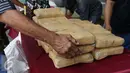 Barang bukti tumpukan ganja seberat 21 kg yang diperlihatkan Polres Metro Pelabuhan Tanjung Priok, Kamis (27/10). Polres Pelabuhan Tanjung Priok telah menggagalkan sejumlah tindak kejahatan seperti premanisme, dan narkotika. (Liputan6.com/Gempur M. Surya)