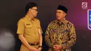 Mendagri Tjahjo Kumolo (kiri) berbincang dengan Menteri Agama, Lukman Hakim Saifuddin usai menerima Laporan Hasil Pemeriksaan BPK RI atas Laporan Keuangan Kementerian/Lembaga di Jakarta, Senin (29/5/2017). (Liputan6.com/Helmi Fithriansyah)