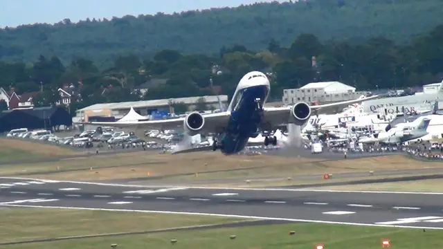 Lepas Landas Curam oleh Pesawat Boeing 787 Dreamliner