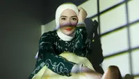 Bulat melepas hijab, Putri Anne makin kerap tunjukkan pesona misteriusnya di media sosial. Pilihan warna lipstik yang dikenakannya turut mendukung tampilan misterius dan fealess. Seperti apa potretnya? [@anneofficial1990]