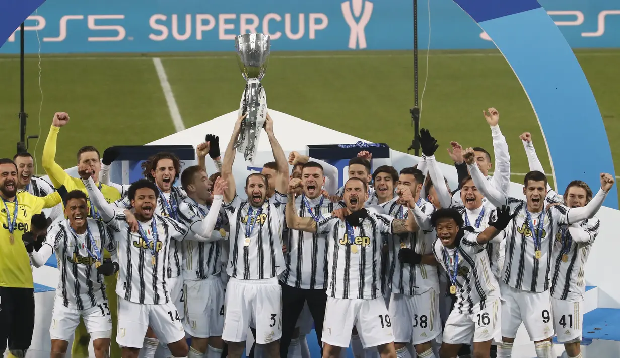 Para pemain Juventus melakukan selebrasi usai menjuarai Piala Super Italia melawan Napoli di Stadion Mapei di Reggio Emilia, Italia, Kamis (21/1/2021). Juventus memenangkan pertandingan tersebut dengan skor 2-0. (AP Photo / Antonio Calanni)