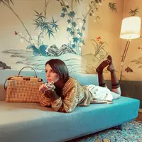 Iris Law X FENDI Peekaboo Spring Summer 2020. Sumber foto: Document/FENDI.