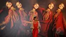 Puteri Indonesia 2015, Anindya Kusuma Putri mengenakan busana  rancangan Yani Soemali dan perhiasan Manjusha saat acara Simphony Indonesia di Jakarta, Rabu (13/5). (Liputan6.com/Johan Tallo)