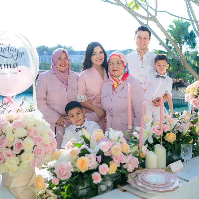 6 Momen Titi Kamal Rayakan Ultah Ibunda Bareng Keluarga, Penuh Kehangatan