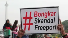 Sejumlah mahasiswa menggelar aksi teaterikal Skandal Freeport di bundaran Patung Kuda, Jakarta, Minggu (27/12/2015). Aksi tersebut sebagai bentuk sindiran kepada pemerintah terkait kasus Freeport. (Liputan6.com/Angga Yuniar)
