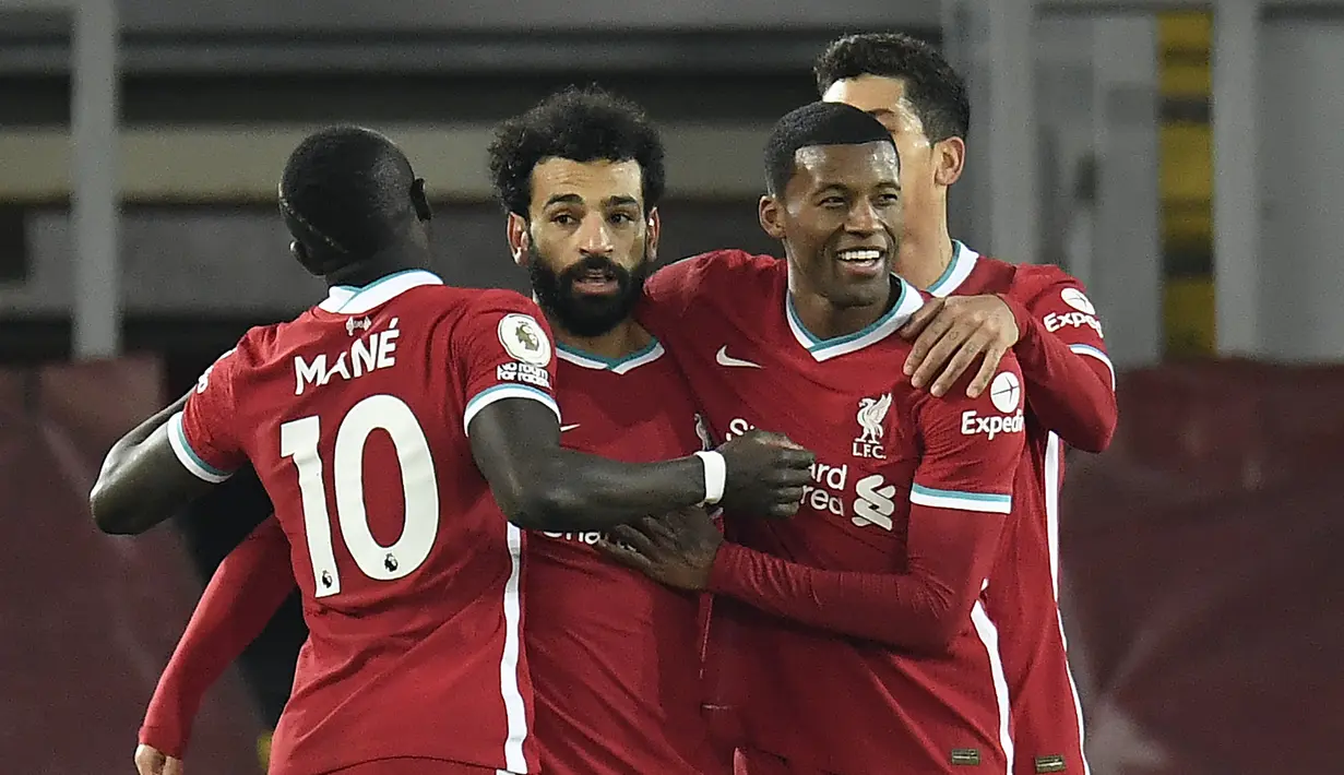 Gelandang Liverpool, Mohamed Salah (tengah), melakukan selebrasi usai mencetak gol pertama Liverpool ke gawang Wolverhampton dalam laga lanjutan Liga Inggris 2020/21 pekan ke-11 di Anfield Stadium, Minggu (6/12/2020). Liverpool menang 4-0 atas Wolverhampton. (Pool via AFP/Peter Powell)
