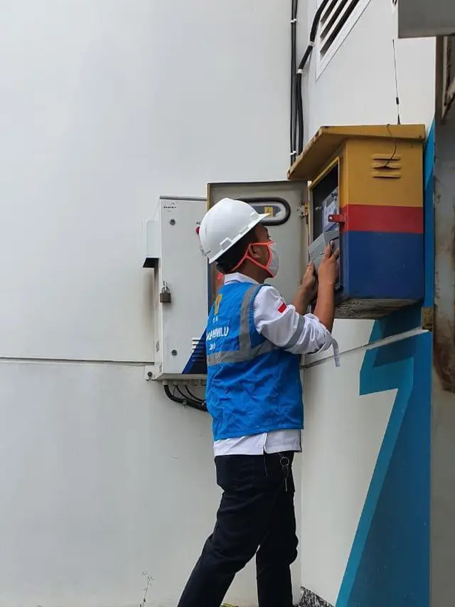 Petugas PLN tengah mengganti kWh meter pelanggan. Dok PLN