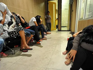 Polda Metro Jaya mengamankan 18 wanita dari  tempat penampungan di kawasan Taman Sari, Jakarta, Jumat (3/7/2015). Ke-18 wanita tersebut diduga menjadi korban trafiking yang dipekerjakan sebagai PSK. (Liputan6.com/Yoppy Renato)
