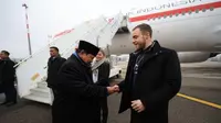 Momen Prabowo Beri Koin Kepresidenan ke Pengawal Swiss Usai WEF Davos