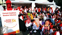 Ibu dan anak saat mengikuti pawai mengkampanyekan Bunda Tanggap Alergi dengan 3K kenali, konsultasikan, dan kendalikan di sekitar Bundaran HI, Jakarta, Minggu (17/4/2016). (Liputan6.com/Johan Tallo)