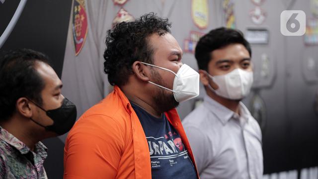 FOTO: Tangis Komika Fico Fachriza Saat Rilis Kasus Narkoba