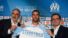Gelandang baru Marseille, Kevin Strootman berpose presiden Olympique de Marseille (OM) Jacques-Henri Eyraud dan manajer olahraga Andoni Zubizarreta selama presentasi dirinya di Marseille, Prancis, (28/8). (AFP Photo/Christophe Simon)