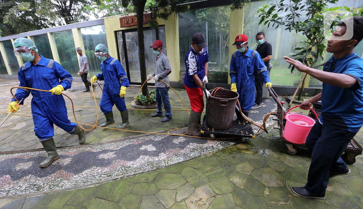 Petugas menyemprotkan cairan disinfektan di area Museum Fauna Indonesia Komodo dan Taman Reptilia, TMII Jakarta, Rabu (18/3/2020). Pengelola TMII secara bertahap melakukan tindakan disinfeksi sejak hari Selasa (17/3) antisipasi terhadap penyebaran virus Corona (Covid-19). (Liputan6.com/Fery Pradolo)