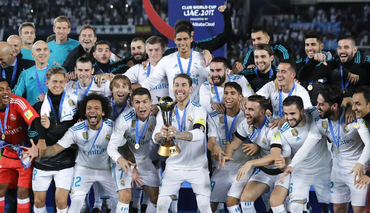 Para pemain Real Madrid melakukan selebrasi usai menjuarai Piala Dunia Antarklub 2017 dengan mengalahkan Gremio di Stadion Syeikh Zayed, Abu Dhabi, Sabtu (16/12/2017). Real Madrid menang 1-0 atas Gremio. (AP/Hassan Ammar)