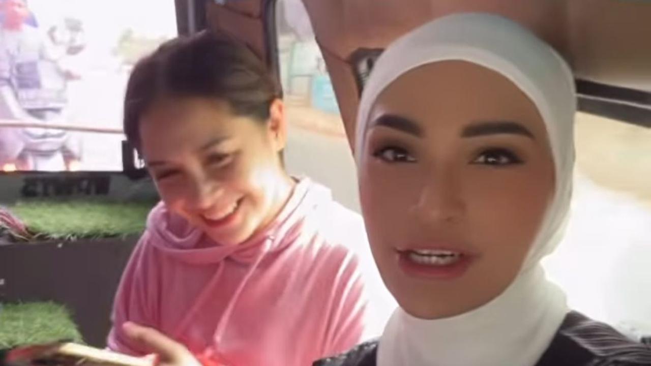 Potret angkot yang ditumpangi Nagita Slavina dan Putri Zulhas dilengkapi dengan perangkat audio. Putri Zulhas bahkan mengajak Nagita bergoyang di angkot. Nagita tampak menggoyangkan kepalanya sembari tertawa.<br>
