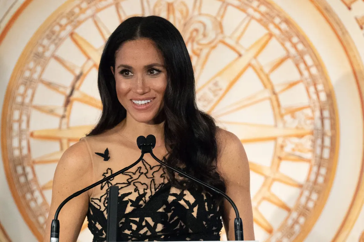 Anggunya Meghan Markle dalam Balutan Gaun Seharga Rp 194,7 Juta