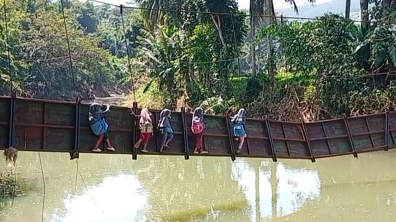 Momen Bertaruh Nyawa Pelajar SD di Sukabumi, Bergelantungan di Jembatan Hampir Putus Seberangi Sungai Demi Sekolah