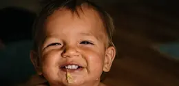 Ilustrasi anak makan. (dok.  Derek Owens/Unsplash)