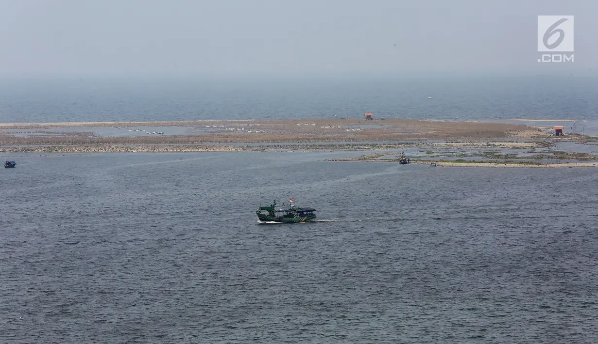 Pemandangan di kampung nelayan di Muara Angke, Jakarta, Senin (23/10). Kelompok Nelayan Tradisional (KNT) dan seluruh masyarakat pesisir di Muara Angke menolak dilanjutkannya reklamasi. (Liputan6.com/Johan Tallo)