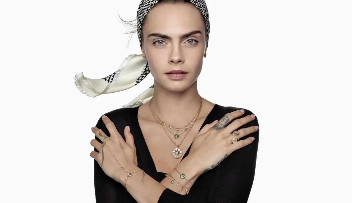 Cara Delevigne memakai kreasi Victoire de Castellane dengan anggun sekaligus berani (Foto: Dior)