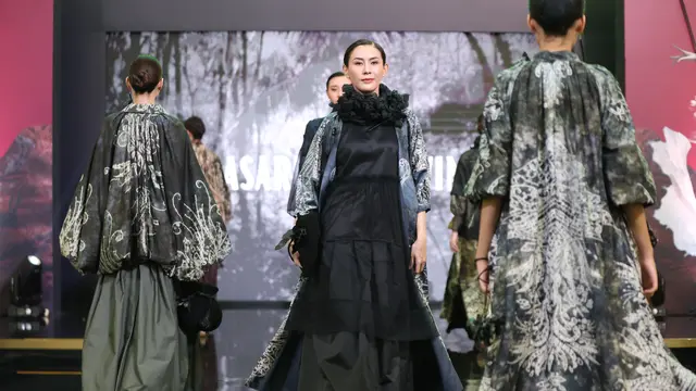  Ketua Dekranasda Provinsi Kalimantan Selatan Tampil Anggun dalam Balutan Sasirangan