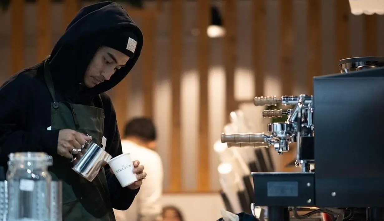 Untuk kamu si Barista, akmu bisa coba gaya Abidzar dengan jaket kupluk dan topi kupluk.[instagram/abidzar73]