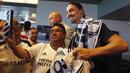 Mantan Striker Manchester United, Zlatan Ibrahimovic, foto bersama fans saat perkenalan oleh LA Galaxy di StubHub Center, AS, Sabtu (30/3/3028). LA Galaxy menjadi klub kesembilan sepanjang karier pria Swedia ini. (AP/Ringo H.W. Chiu)
