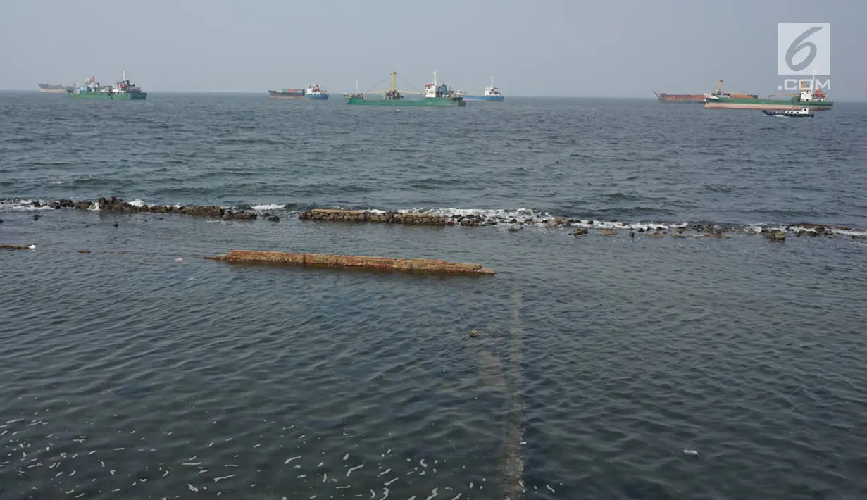 Suasana perbatasan laut dan daratan di kawasan Muara Baru, Jakarta Utara, Selasa (30/7/2019). Naiknya permukaan air laut selama bertahun-tahun menyebabkan kawasan tersebut terendam banjir hingga menyatu dengan lautan. (Liputan6.com/Immanuel Antonius)