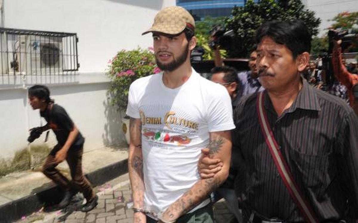 Tangan diborgol, Diego Michiels tiba di Kejari Jakpus