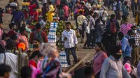 Orang-orang menghabiskan malam di pantai Juhu di Mumbai, India, pada 28 Februari 2022. Para ahli optimis bahwa lonjakan omicron, yang membawa tingkat kematian yang relatif rendah, telah memperkuat kekebalan dari vaksin, yang tersebar luas di kawasan tersebut. (AP Photo/Rafiq Maqbool)