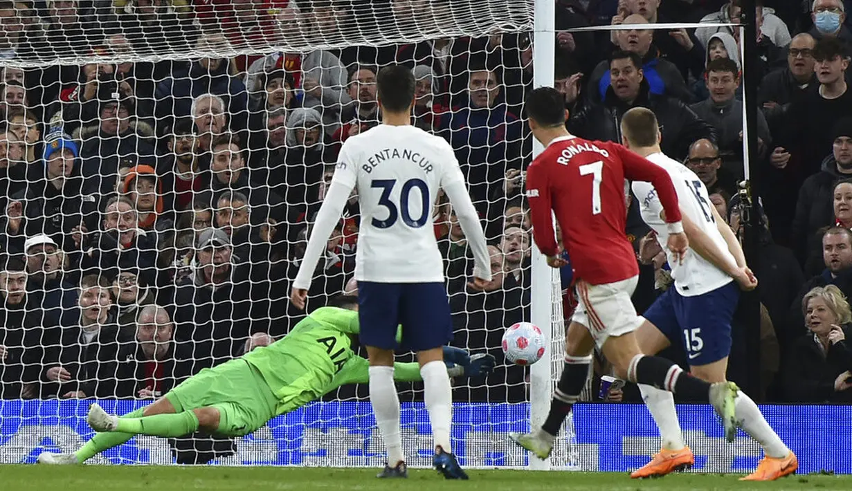 Tiga gol yang dicetak Ronaldo pada pertandingan tersebut mencatatkan torehan gol ke-807 bagi dirinya di semua kompetisi dan kemenangan ke-400 bagi MU yang diselenggarakan di Old Trafford.(AP Photo/Rui Viera)