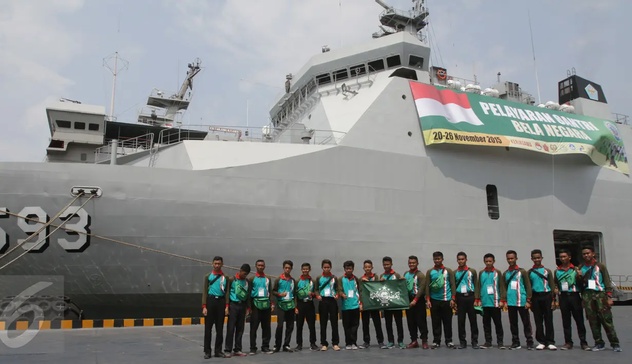 Sejumlah peserta berfoto di depan Kapal Banda Aceh 593 sebelum mengikuti pelayaran Santri Bela Negara di Pelabuhan Kolin Lamil Tanjung Priok, Jakarta, Sabtu (21/11). (Liputan6.com/Faizal Fanani)